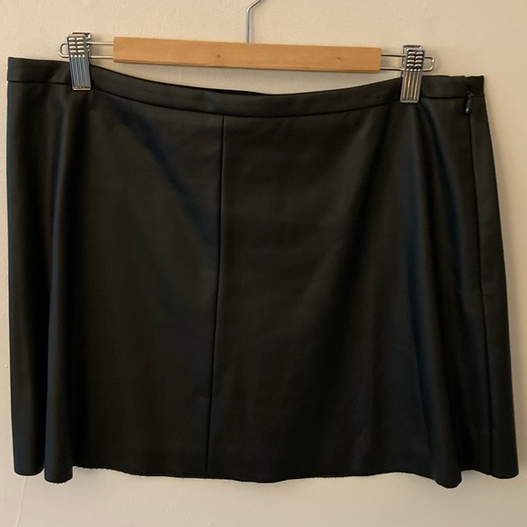 BCBG Sheryl Faux Leather mini skirt - Picture 3 of 3
